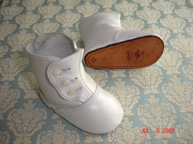 #370SN Beautiful White lambskin Childs side button boot